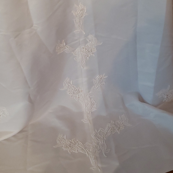 HOST PICK. Read Below. Oleg Cassini Cap Sleeve Wedding Gown Size 4 - Picture 13 of 15